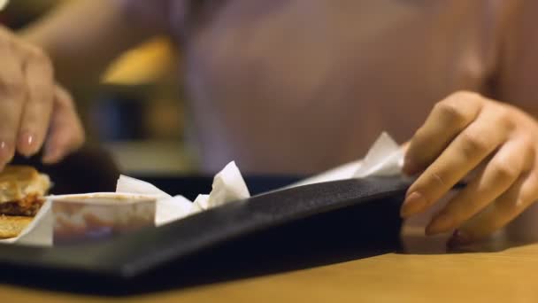 年轻女子饭后从桌子上拿塑料托盘 自助餐厅 — 图库视频影像