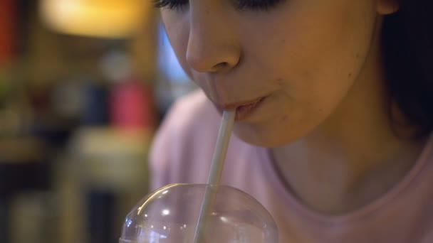 微笑的年轻女子享受果汁的味道 喝柑橘冰沙在新鲜的酒吧 — 图库视频影像