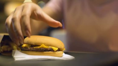 Kadın alarak çizburger tablodan, lokanta restaurant, snack bar akşam yemeği