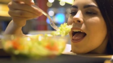 Genç hanımefendi organik marul salata büfesi closeup, sağlık yemek