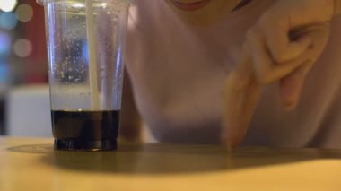 Şeker içecek içme yürüyüş gösterilen oynak genç kadın hareketi, parmak