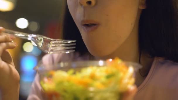 野菜サラダのクローズ アップ 健康的なライフ スタイルのカフェで座って食べるブルネットの女性 — ストック動画