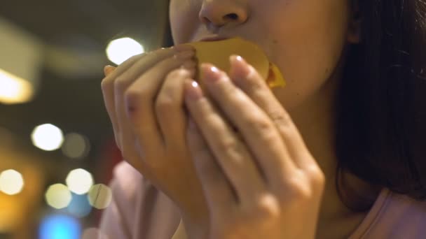 Giovane Donna Mangiare Hamburger Cibo Spazzatura Sorridente Delizioso Pasto Malsano — Video Stock