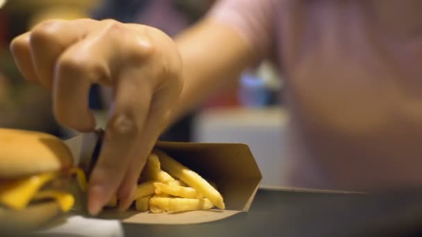 Lady Hand Nemen French Fried Aardappelen Uit Karton Tafel Cholesterol — Stockvideo