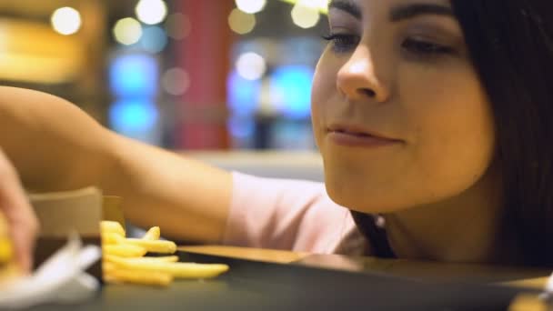 Mujer Joven Adicta Comer Hamburguesa Grasa Dañina Falta Fuerza Voluntad — Vídeos de Stock