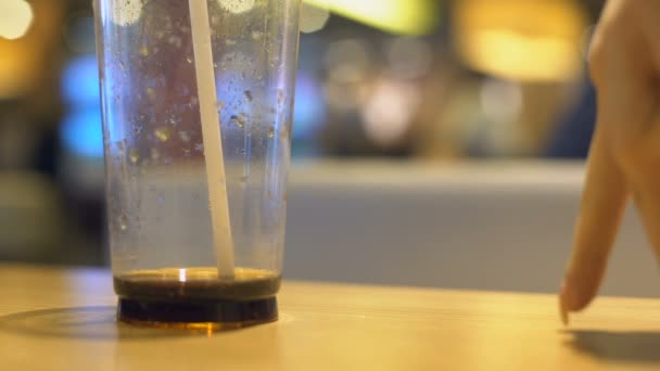 Vrouw Vingers Lopen Naar Frisdrank Glas Tafel Fastfood Consumentisme — Stockvideo