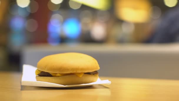 Frau Nimmt Burger Vom Cafétisch Und Legt Angebissenes Sandwich Zurück — Stockvideo