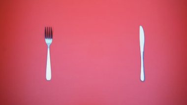 Plaka sebze salatası ile masaya, vitaminized meze koyarak kadın el