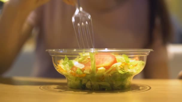 Vegetariano Fêmea Comendo Salada Fresca Orgânica Lanchonete Nutrição Saudável — Vídeo de Stock