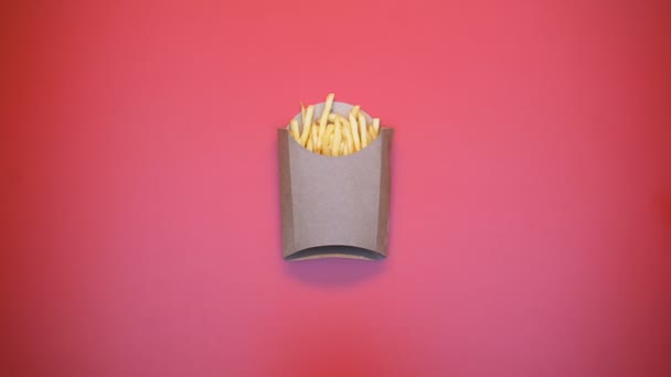 Femme Prise Main Pommes Terre Frites Boîte Carton Sur Fond — Video