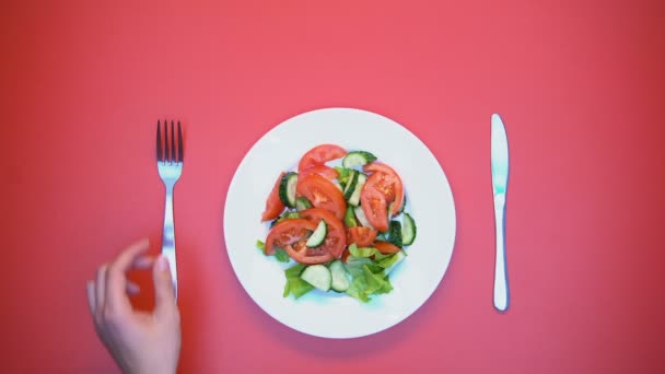 Kobieta Biorąc Plasterek Pomidora Widelcem Jedzenie Wegetariańskie Sałatki Odchudzanie Dieta — Wideo stockowe