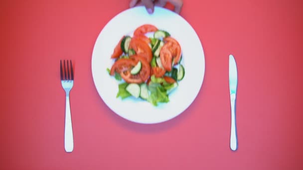 Camarero Sirviendo Mesa Ensaladas Frescas Cliente Almorzando Restaurante Vista Superior — Vídeos de Stock