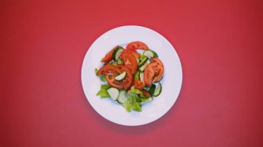 Salata ve parlak arka planda, ayarlama tablo dönen beyaz masa