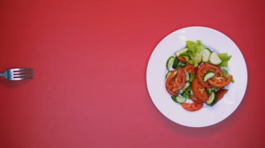 Çatal salata tabağı pembe, gıda taşıma salatalık dilim ile