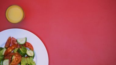 Cam portakal suyu taze salata, iştah ile beyaz plaka taşıma ile