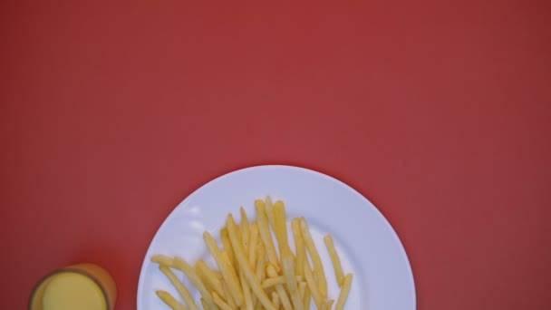 Juice Sklo Pohybující Kolem Desky Hranolky Mizí Fast Food Večeře — Stock video