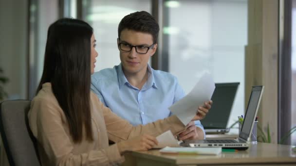 Jóvenes Colegas Comparando Gráficos Discutiendo Crecimiento Los Clientes Trabajo Equipo — Vídeos de Stock