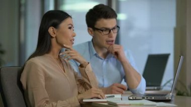 Profesyonel kriz yöneticilerinin şirket promosyon strateji yazı tartışırken planlaması