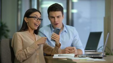 Mutlu Asya beyaz meslektaşları posta üstünde becerikli alet, iyi haber tarafından sürpriz denetleme