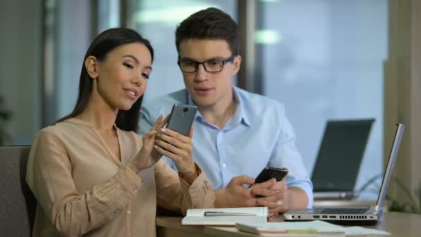 Dos Vendedores Que Prueban Trabajo Nueva Aplicación Móvil Teléfono Inteligente — Vídeos de Stock