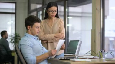 Kadın patron sorumlu çalışan için başlangıç şirketi grafikler belgelerle vermek