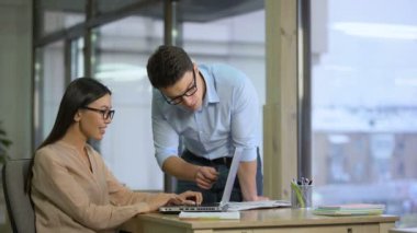 Pr ajansı meslektaşları laptop, sonuçtan memnun kampanya sonuçlarını denetleme