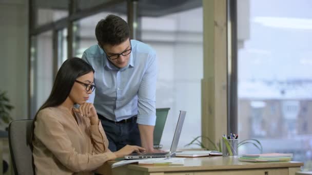 Multiraciale Collega Zoek Naar Informatie Concurrenten Internet — Stockvideo