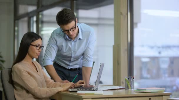 Hombre Ayudar Asiático Mujer Colega Llenar Licitación Aplicación Trabajo Equipo — Vídeo de stock