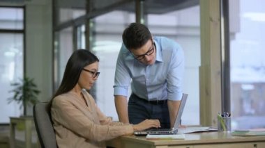 Neşeli arkadaşları proje sonuç, ofiste başarılı ekip çalışması ile memnun