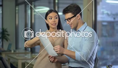 İki başarılı arkadaşları gayri resmi bir atmosfere, ekip çalışması, eser tartışıyor