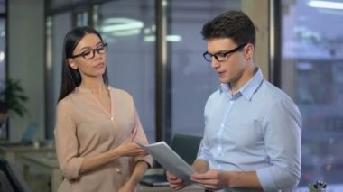 Sıkı Bayan patron genç stajyer, onun rapor kontrol çalışmaları ile mutsuz başarısız