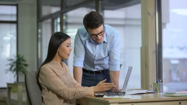 Schockierte Asiatin Weist Flirt Ihres Männlichen Kollegen Zurück Belästigung Arbeitsplatz — Stockvideo