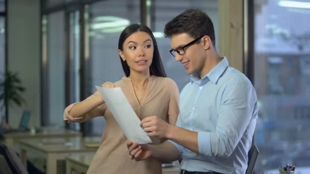 Dois Colegas Sucesso Discutindo Trabalho Ambiente Informal Trabalho Equipe — Vídeo de Stock