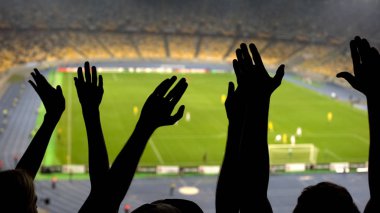 El sırasında takım tezahürat futbol taraftarların aşırı kalabalık stadyum üzerinde maç