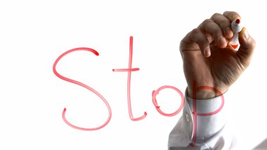 Word'ün beyaz arka planda, iş adamı ile keçe tava, yolsuzluk yazma durdurma