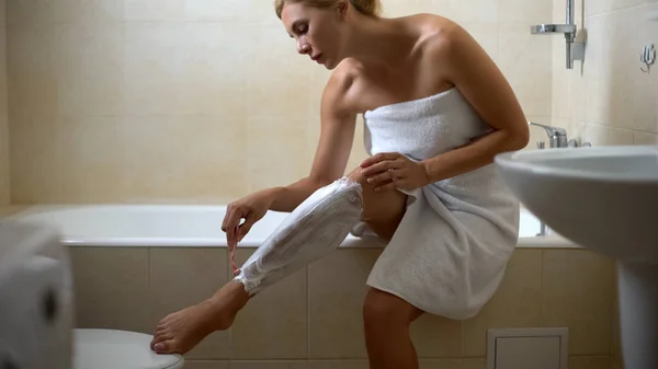 Vrij Vrouwelijke Scheren Benen Zittend Badkamer Schoonheid Gezondheid Concept — Stockfoto