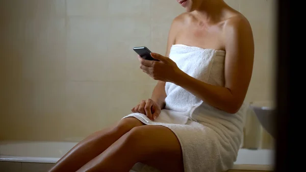 Gadget Mujer Adicta Utilizando Teléfono Baño Enganchado Teléfono Inteligente Nueva — Foto de Stock