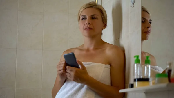 Frau Schreibt Heimlich Sms Versteckt Sich Mit Smartphone Badezimmer Betrügt — Stockfoto