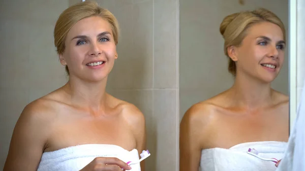 Jolie Femme Tenant Une Brosse Dents Avec Dentifrice Regardant Caméra — Photo