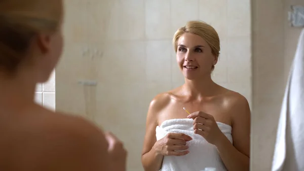 Mulher Sorrindo Segurando Algodão Cotonete Banheiro Higiene Diária Limpeza Orelhas — Fotografia de Stock