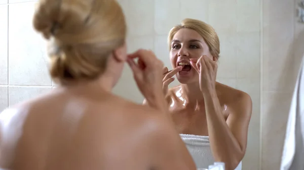 Feminino Banheiro Escovação Dentes Com Fio Dental Prevenção Doenças Dentárias — Fotografia de Stock