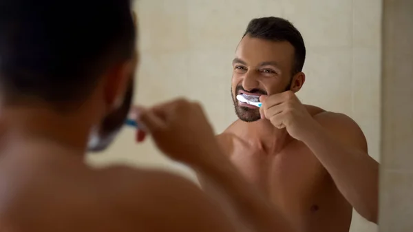 Vousatý Muž Pečlivě Čistit Zuby Ráno Postup Bělení Zubní Péče — Stock fotografie