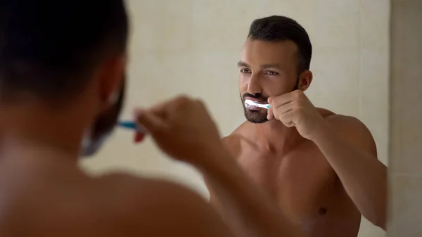 Przystojny Mężczyzna Szczotkowanie Zębów Łazience Każdy Dzień Higieny Opieki Stomatologicznej — Zdjęcie stockowe