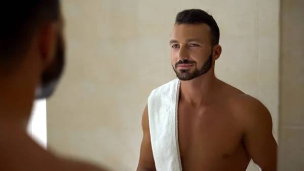 Topless Man Met Handdoek Spiegel Vertrouwen Zakenman Ochtend Kijken — Stockfoto