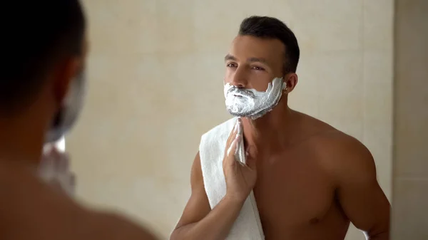 Hombre Aplicando Crema Afeitar Cara Barba Listo Para Cambiar Apariencia —  Fotos de Stock