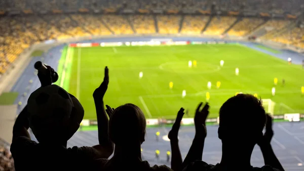 Grupp Fansen För Fotboll Team Seger Fullsatt Stadion Konkurrens — Stockfoto