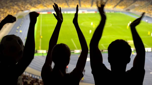 Torcedores Futebol Alegres Batendo Palmas Estádio Lotado Apoiando Equipe Esportiva — Fotografia de Stock