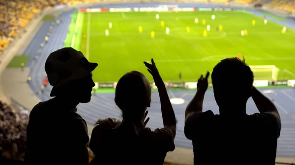 Frustrovaný Mladí Fotbaloví Fanoušci Dohadovat Hře Zklamaný Tím Skóre Zpět — Stock fotografie