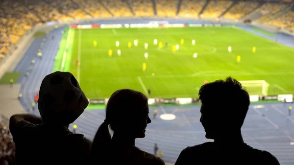 Felices Aficionados Fútbol Viendo Partido Equipo Apoyo Podio Del Estadio —  Fotos de Stock