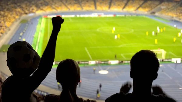 Nadšený Fotbaloví Fanoušci Fandění Týmu Během Fotbalového Zápasu Přeplněném Stadionu — Stock fotografie